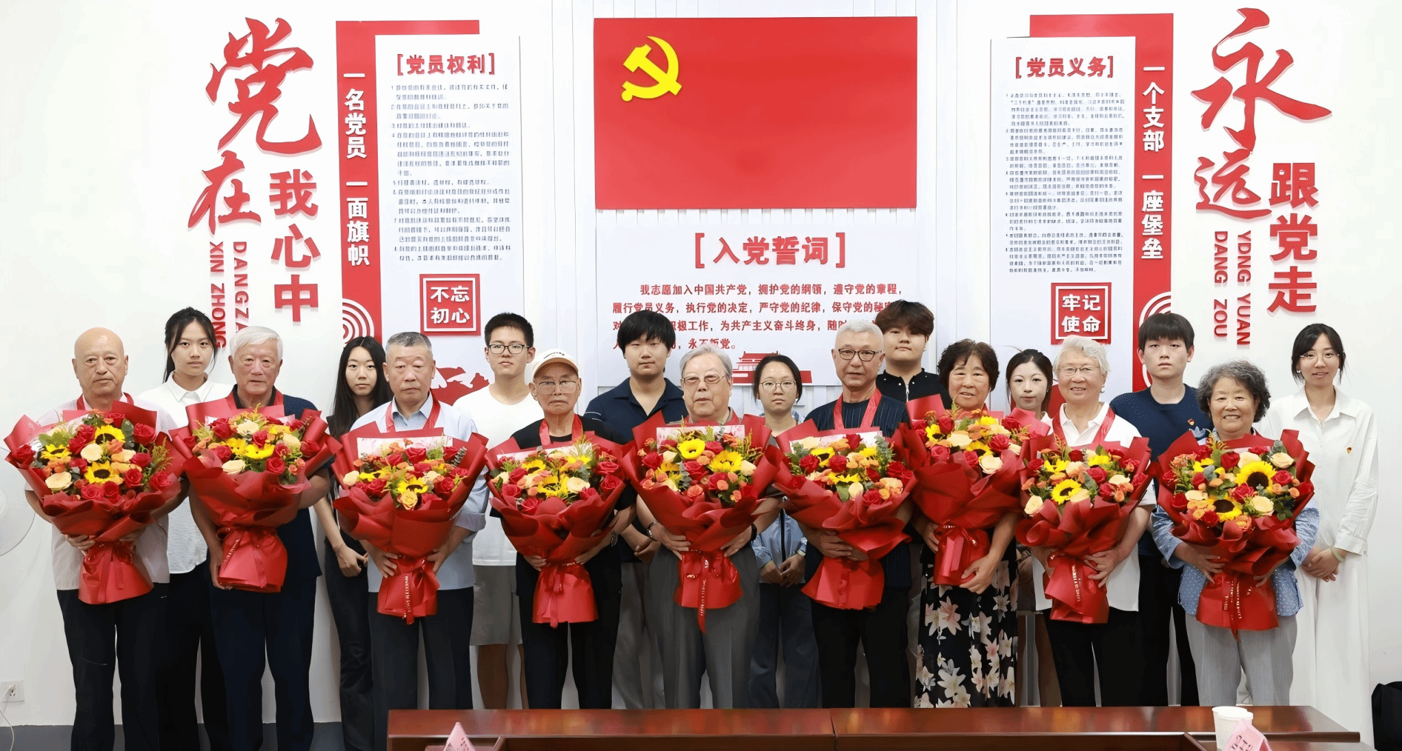 我校举办“赓续百年党史 传承红色血脉”主题党日活动暨“光荣在党50年”纪念章颁发仪式